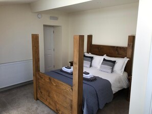 Free WiFi, bed sheets - The Whalebone Arch (Whitby)