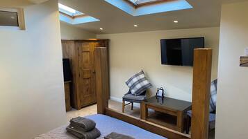 8 - King, Four Poster, Ground Floor | Free WiFi, bed sheets