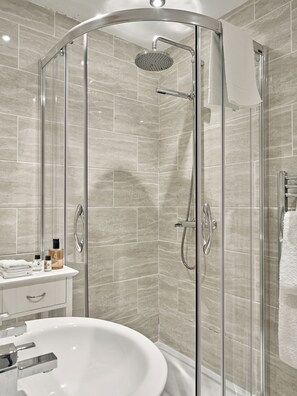 Bathroom shower - Tennant Arms Hotel (Skipton)