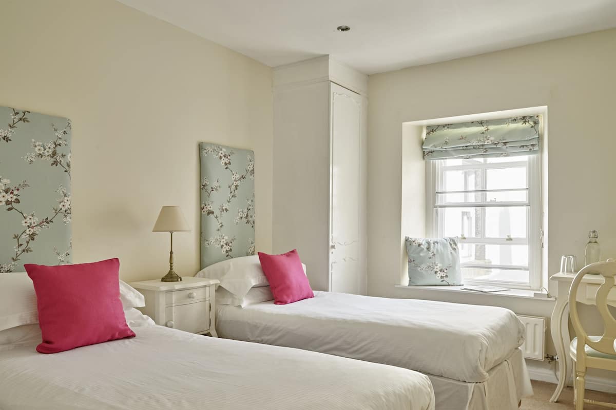 Habitación con 2 camas individuales | Decoración individual, wifi gratis, ropa de cama