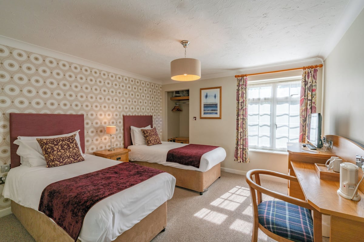 Standard Twin Room, Ensuite | Individually decorated, individually furnished, desk, iron/ironing board