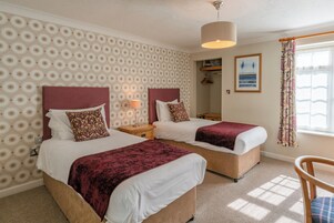 标准双床房, 独立浴室 | 特色装修、特色家居、办公桌、熨斗/熨板