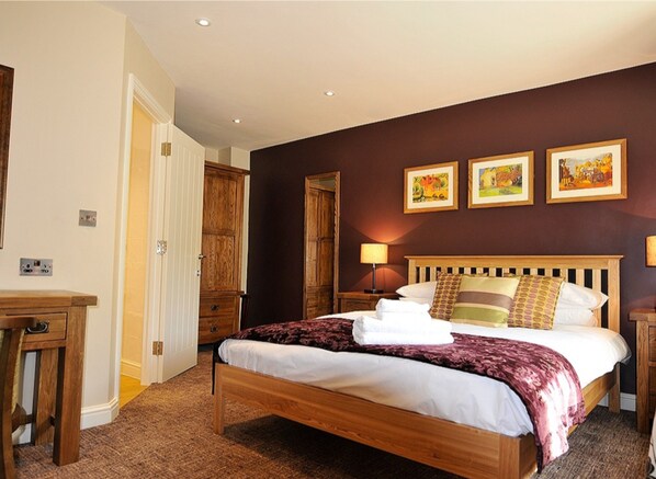 مكتب وأسرّة أطفال/رضّع وواي فاي مجانًا وملاءات أسرّة