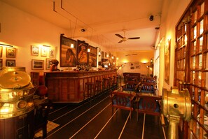 Bar (on property) - Hotel La Residence (St. Louis)
