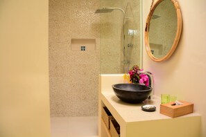 Superior-Einzelzimmer | Badezimmer | Dusche, Handtücher
