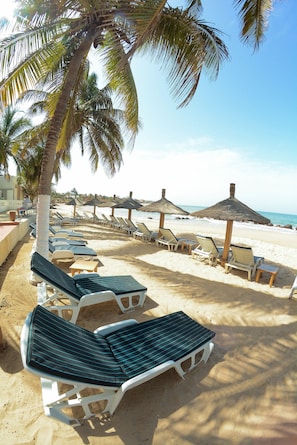 Plage privée, chaises longues, beach-volley