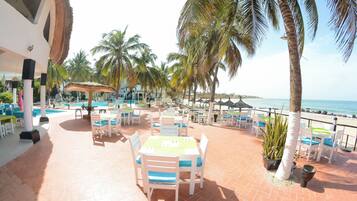 Se sirven comidas, cenas y cocina internacional con vista al mar