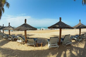 Private beach, sun-loungers, beach volleyball - Hotel Africa Queen (La Somone)