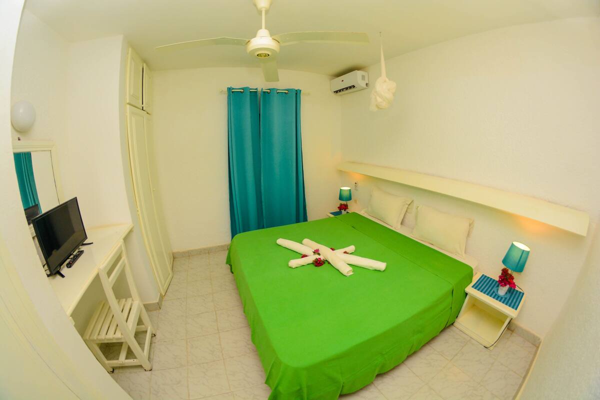 Minibar, coffres-forts dans les chambres, rideaux occultants