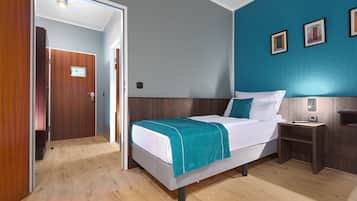 Ein Schlafzimmer mit Bett, Nachttisch und Beistelltisch.
