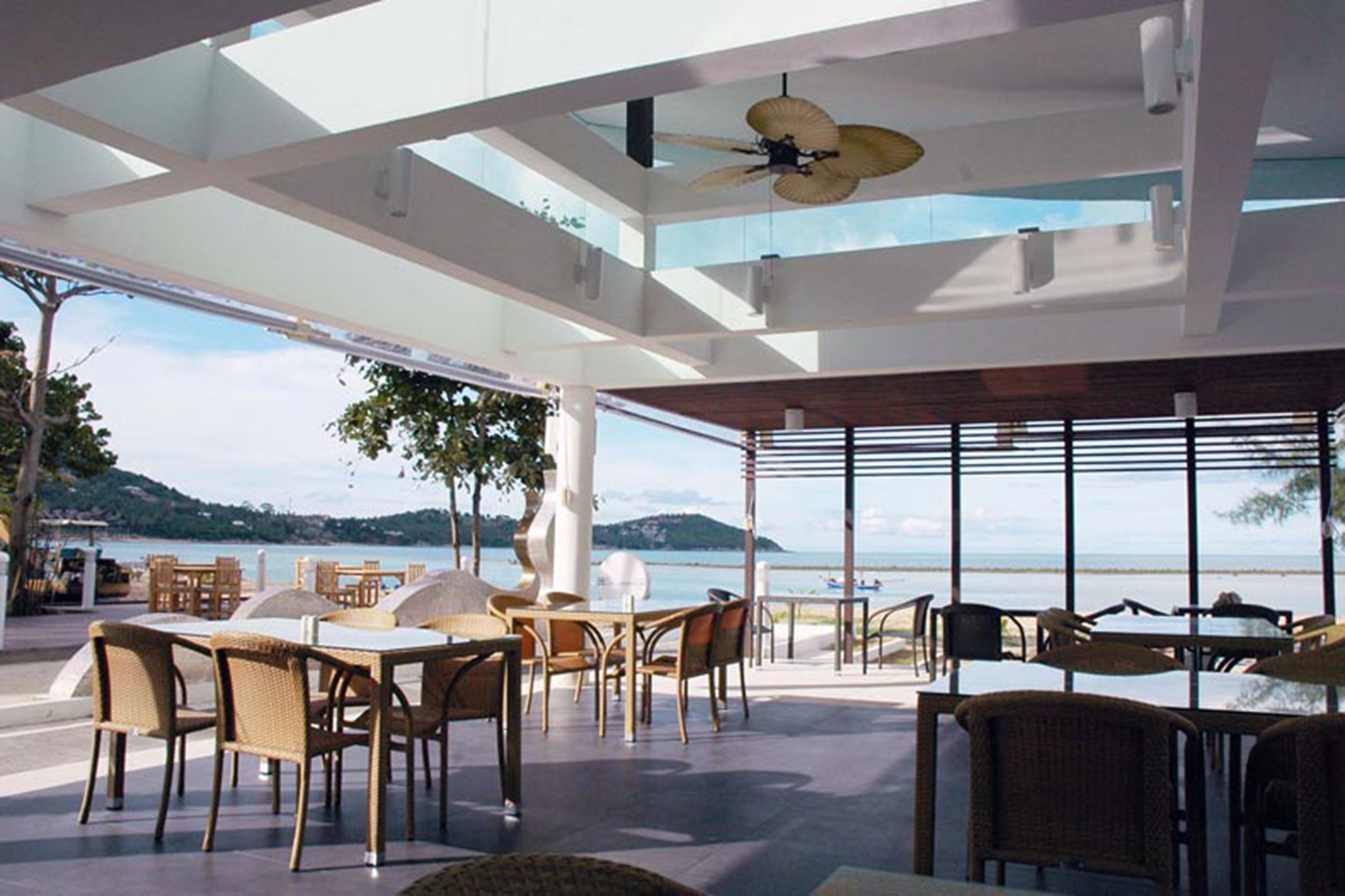 Daily buffet breakfast (THB 600 per person)