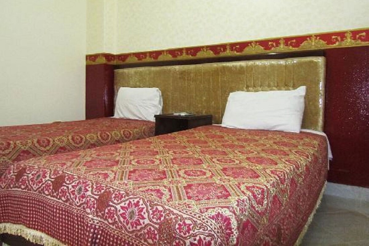 Minibar, ses yalıtımı, ücretsiz kablosuz İnternet, çarşaf takımı 
