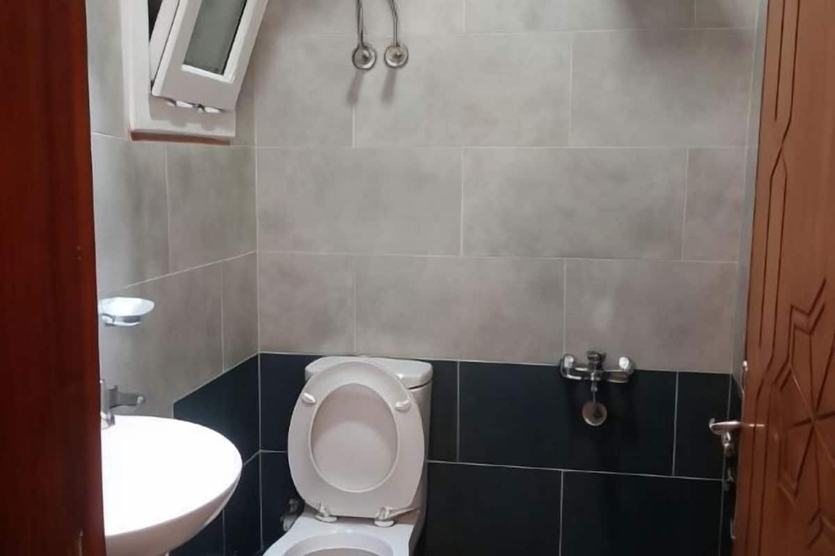Baño | Regadera, pantuflas, toallas