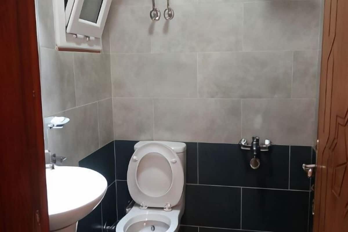 Baño | Ducha, zapatillas y toallas