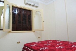 Frigobar, quartos à prova de som, Wi-Fi de cortesia, roupa de cama