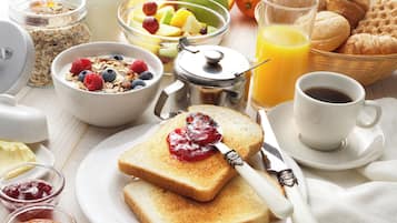 Daily buffet breakfast (CNY 168 per person)