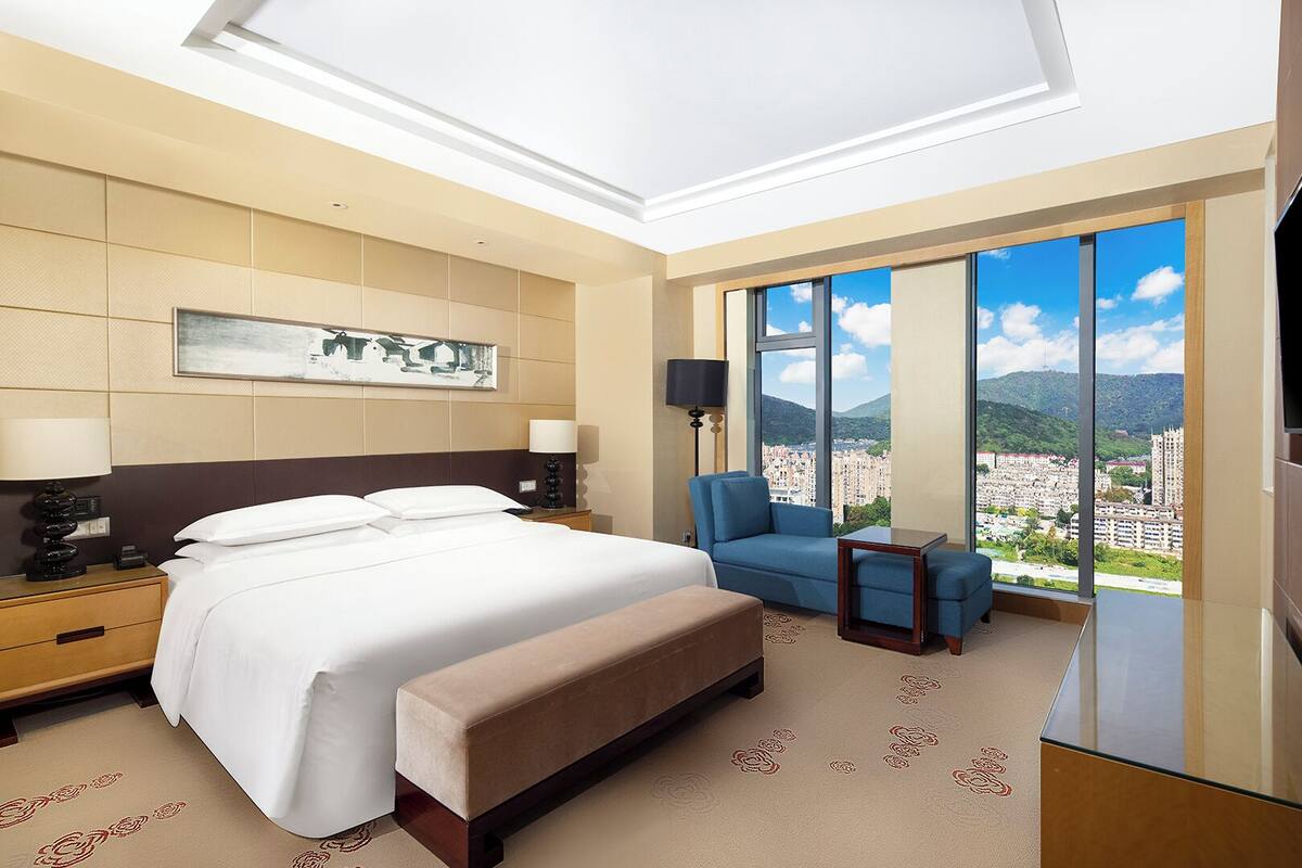 deluxe suite, 1 bedroom | hypo-allergenic bedding, down duvets, minibar, in-room safe