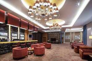 3 restaurants; lunch and dinner served
