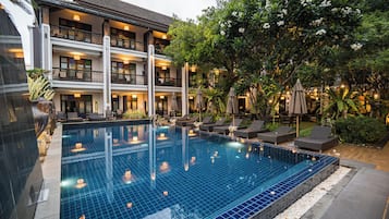 Hồ bơi ngoài trời