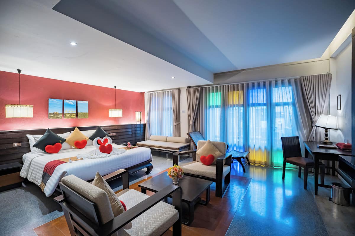 Suite, 1 cama de matrimonio grande | Colchones con acolchado adicional, minibar, caja fuerte y escritorio