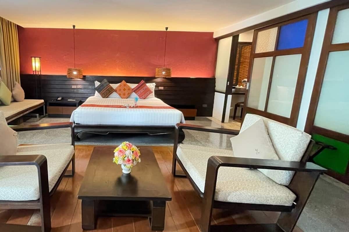 Junior suite, 1 kingsize bed | 1 slaapkamer, pillowtop-bedden, een minibar, een kluis op de kamer