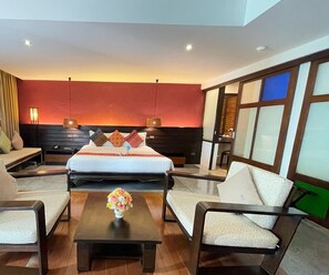 Junior Suite, 1 King Bed | Pillow-top beds, minibar, in-room safe, individually furnished