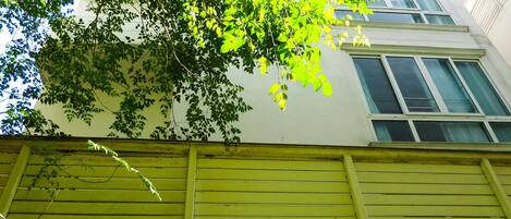 Un edificio con fachada amarilla y varias ventanas.