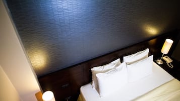 Ropa de cama de alta calidad, colchones con pillow-top y minibar