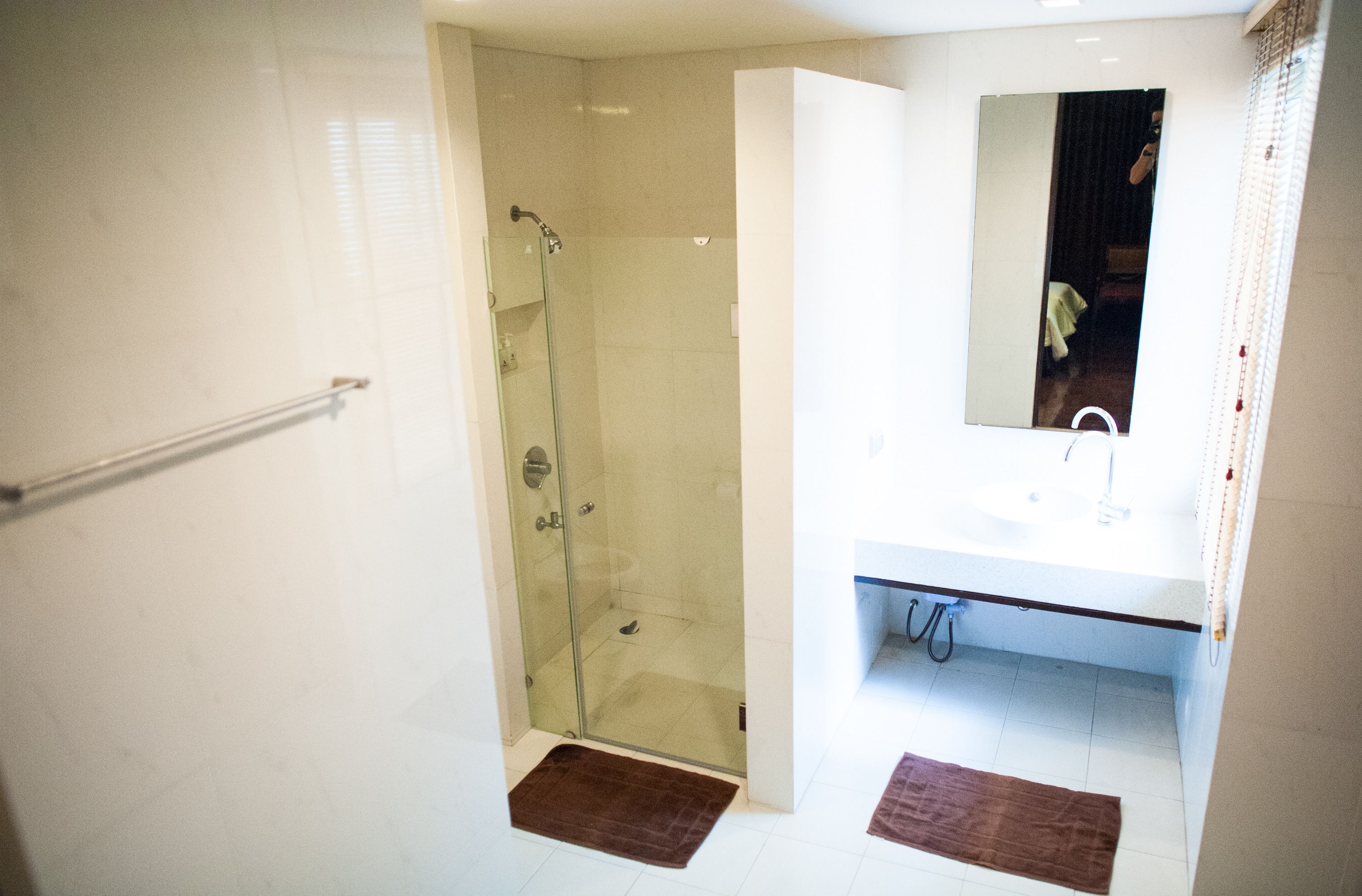 Douche, articles de toilette gratuits, sèche-cheveux