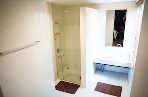 Een douche, gratis toiletartikelen, een haardroger, handdoeken