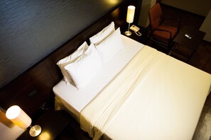 Deluxe King Bed Room | Κλινοσκεπάσματα υψηλής ποιότητας, κρεβάτια με ανώστρωμα, μίνι μπαρ 