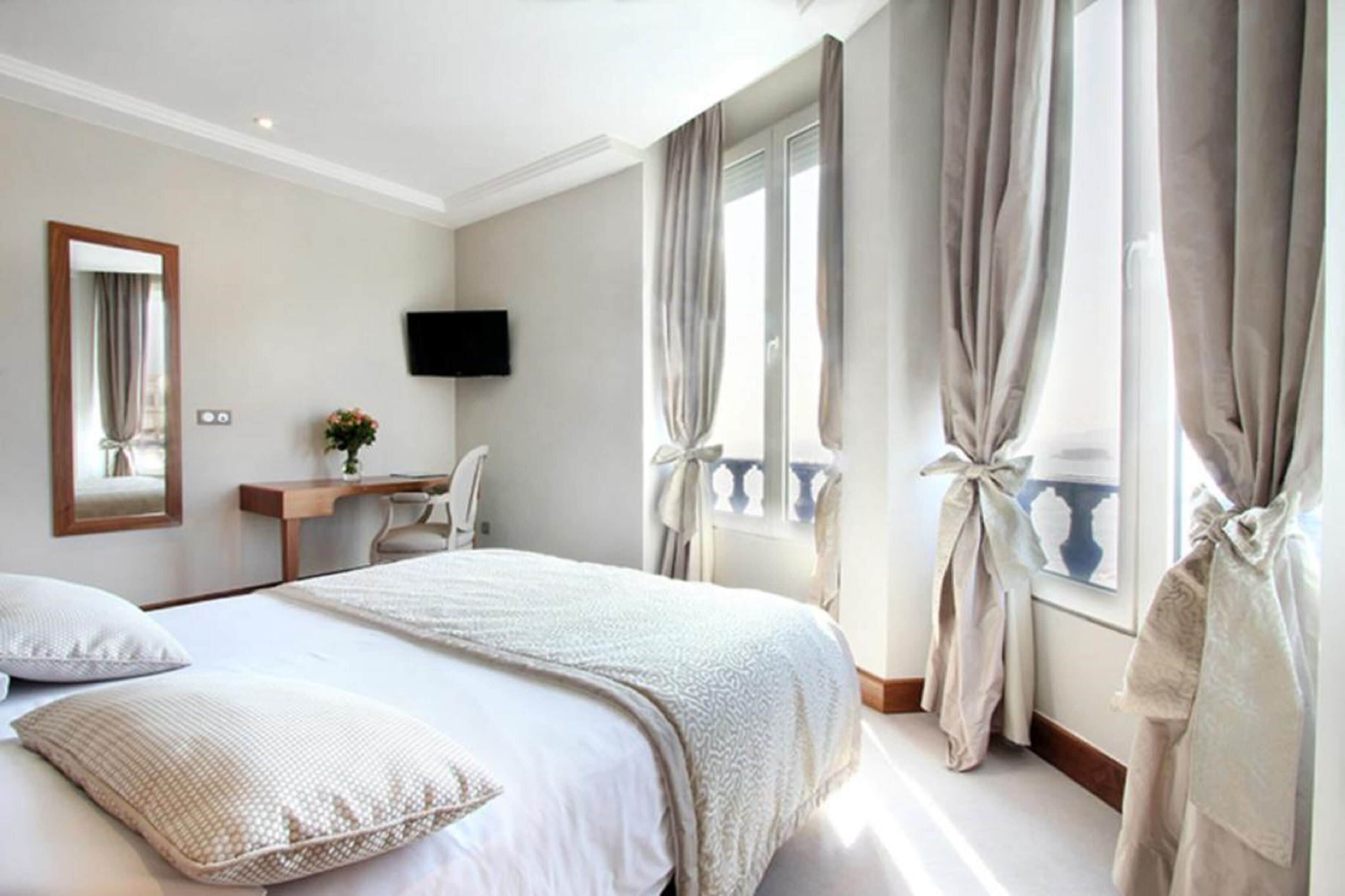 superior room, 1 queen bed, sea view | minibar, in-room safe, desk, soundproofing