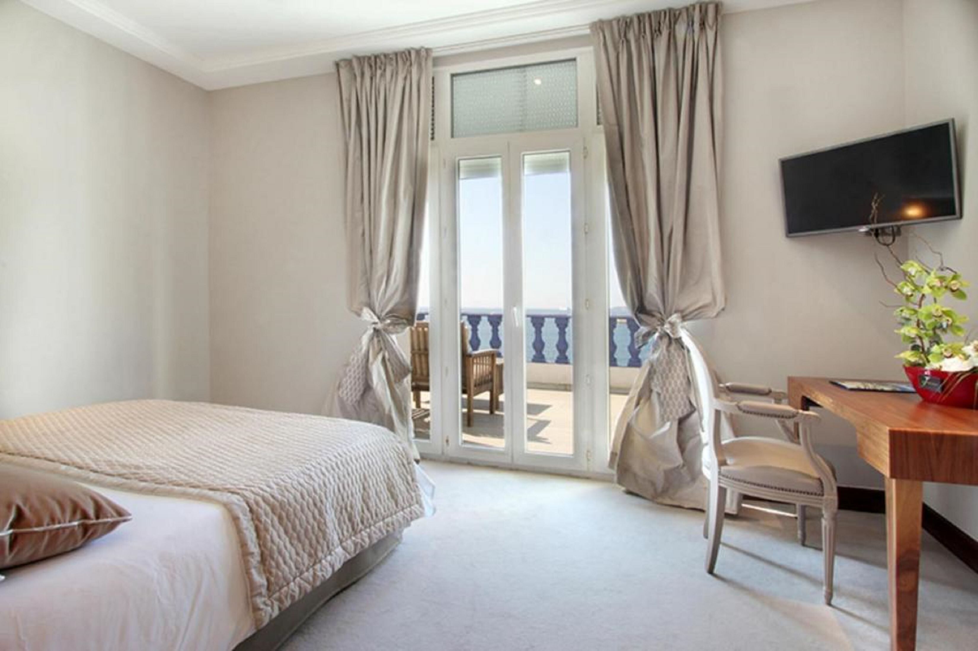 privilege sea view | minibar, in-room safe, desk, soundproofing