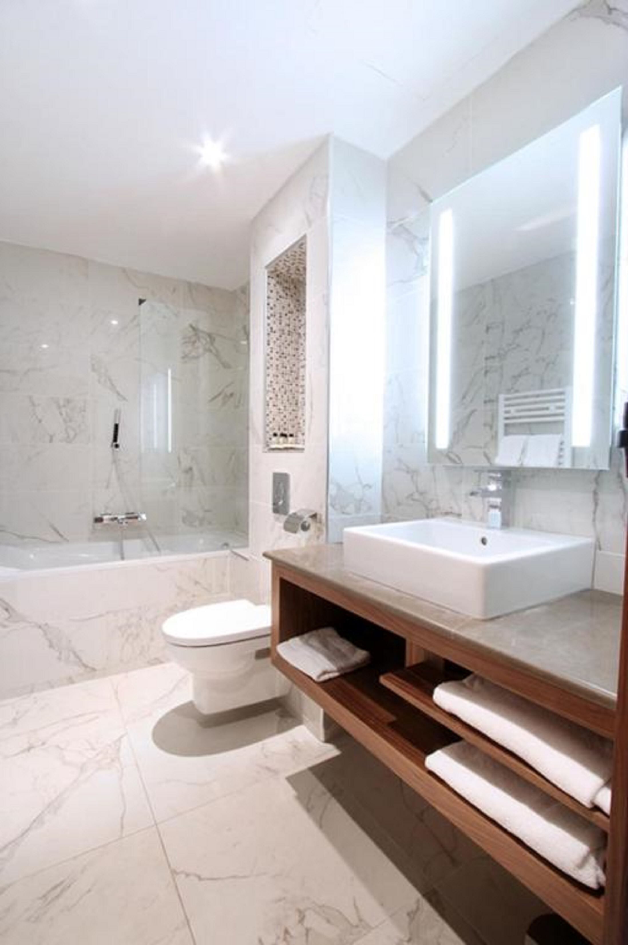 superior room, 1 queen bed, sea view | bathroom | hair dryer, towels