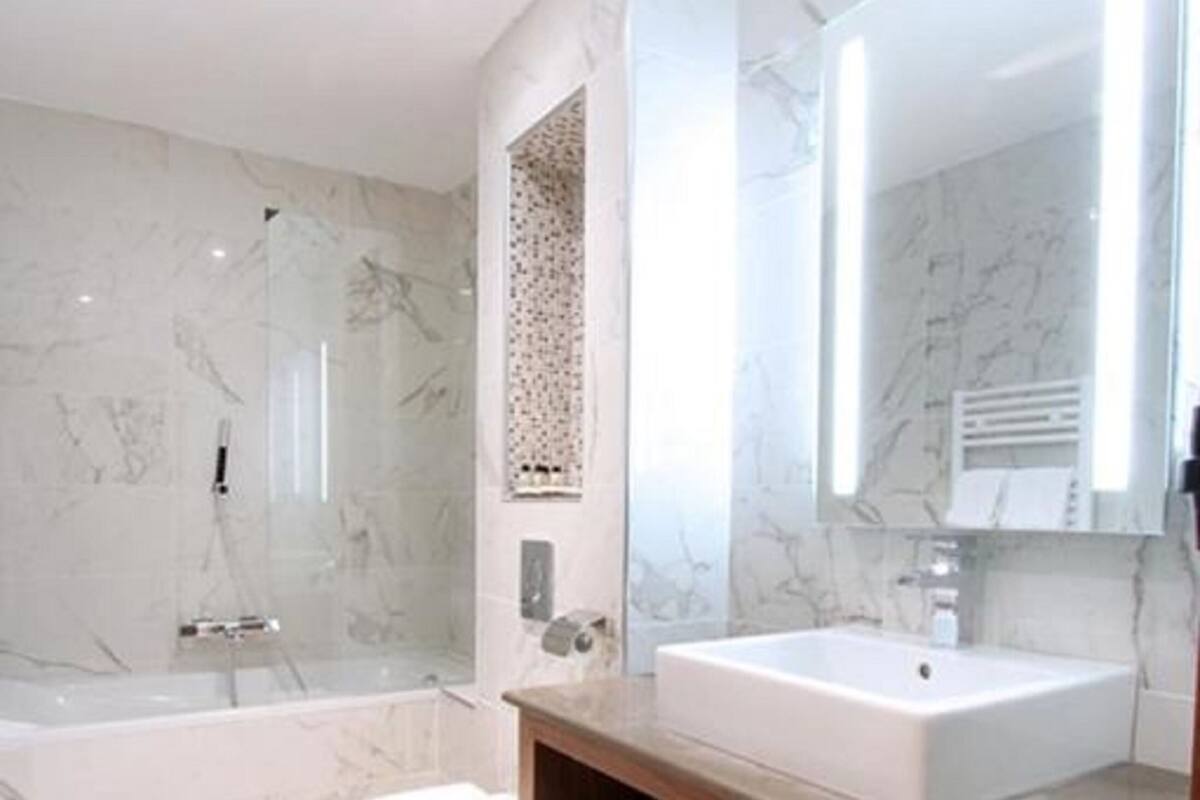 superior room, 1 queen bed, sea view | bathroom | hair dryer, towels