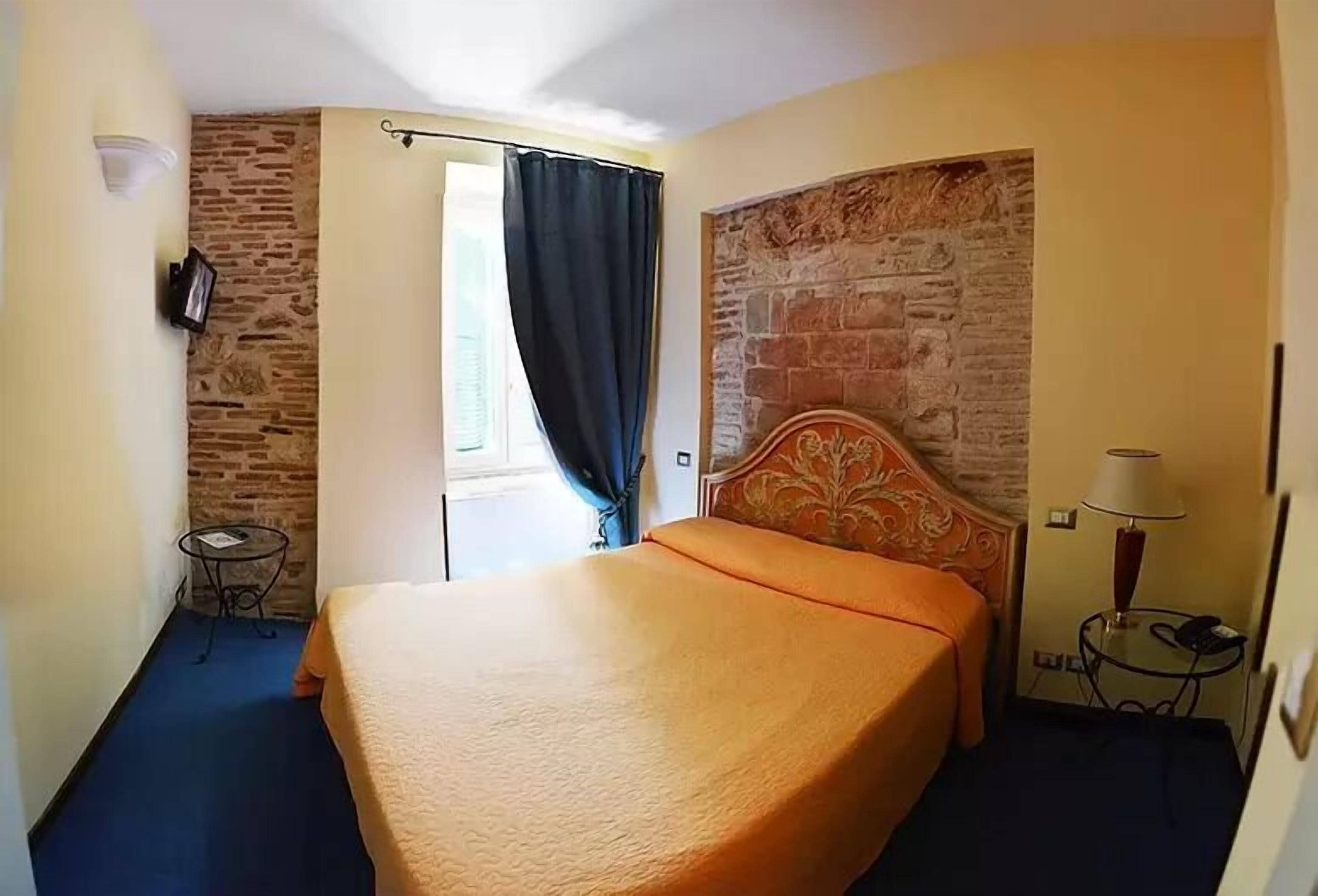 premium bedding, soundproofing, free wifi