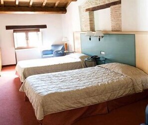 Habitación triple estándar | Ropa de cama de alta calidad, insonorización y wifi gratis 