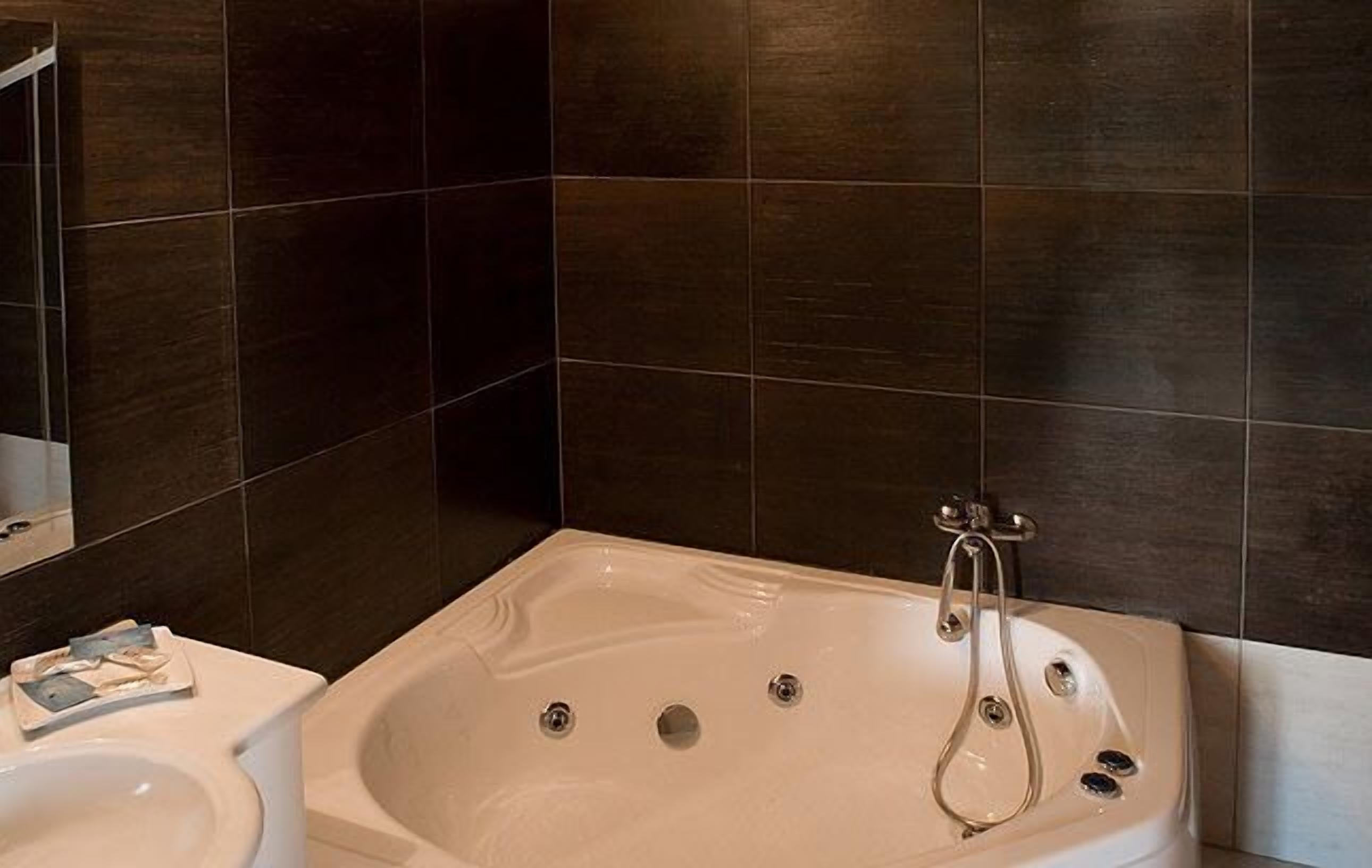 suite | bathroom | free toiletries, towels