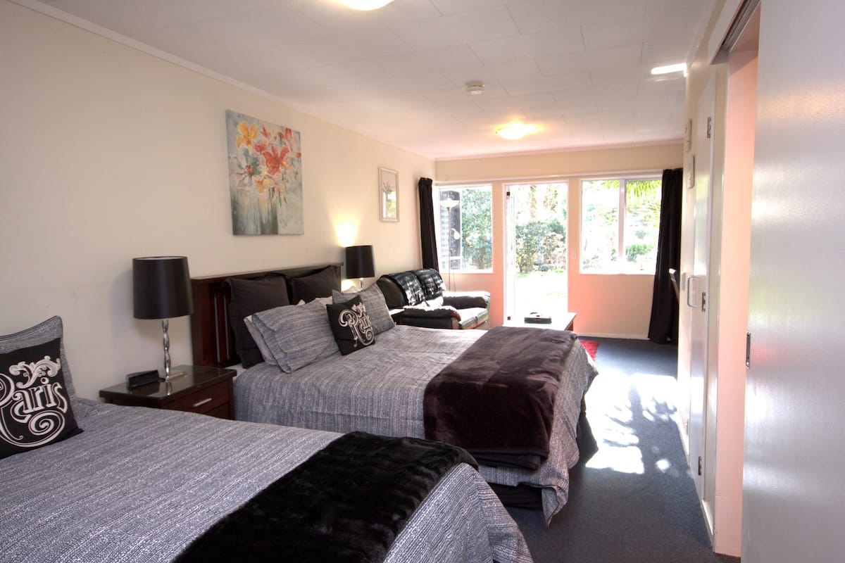 Family Studio, Garden View | Iron/ironing board, free WiFi, bed sheets