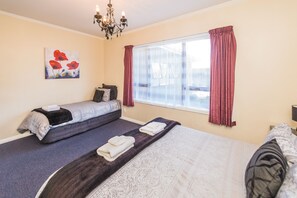 Triple room with shared bathroom | Iron/ironing board, free WiFi, bed sheets - Anndion Lodge Motel and Function Centre (Whanganui)