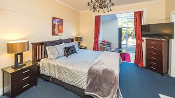 Standard Studio, 1 King Bed | Iron/ironing board, free WiFi, bed sheets