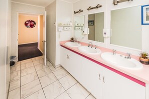 Triple room with shared bathroom | Bathroom | Free toiletries, hair dryer, towels - Anndion Lodge Motel and Function Centre (Whanganui)