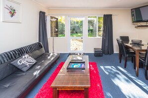 Tabla de planchar con plancha, wifi gratis y ropa de cama 