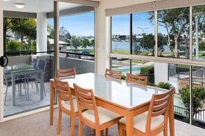 RIVA - 2 Bed 2 Bath Superior Apartment | In-room dining