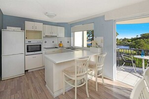 家庭公寓, 2 间卧室 (Stair Access Only) | 私人厨房 | 大冰箱、微波炉、烤箱、炉灶