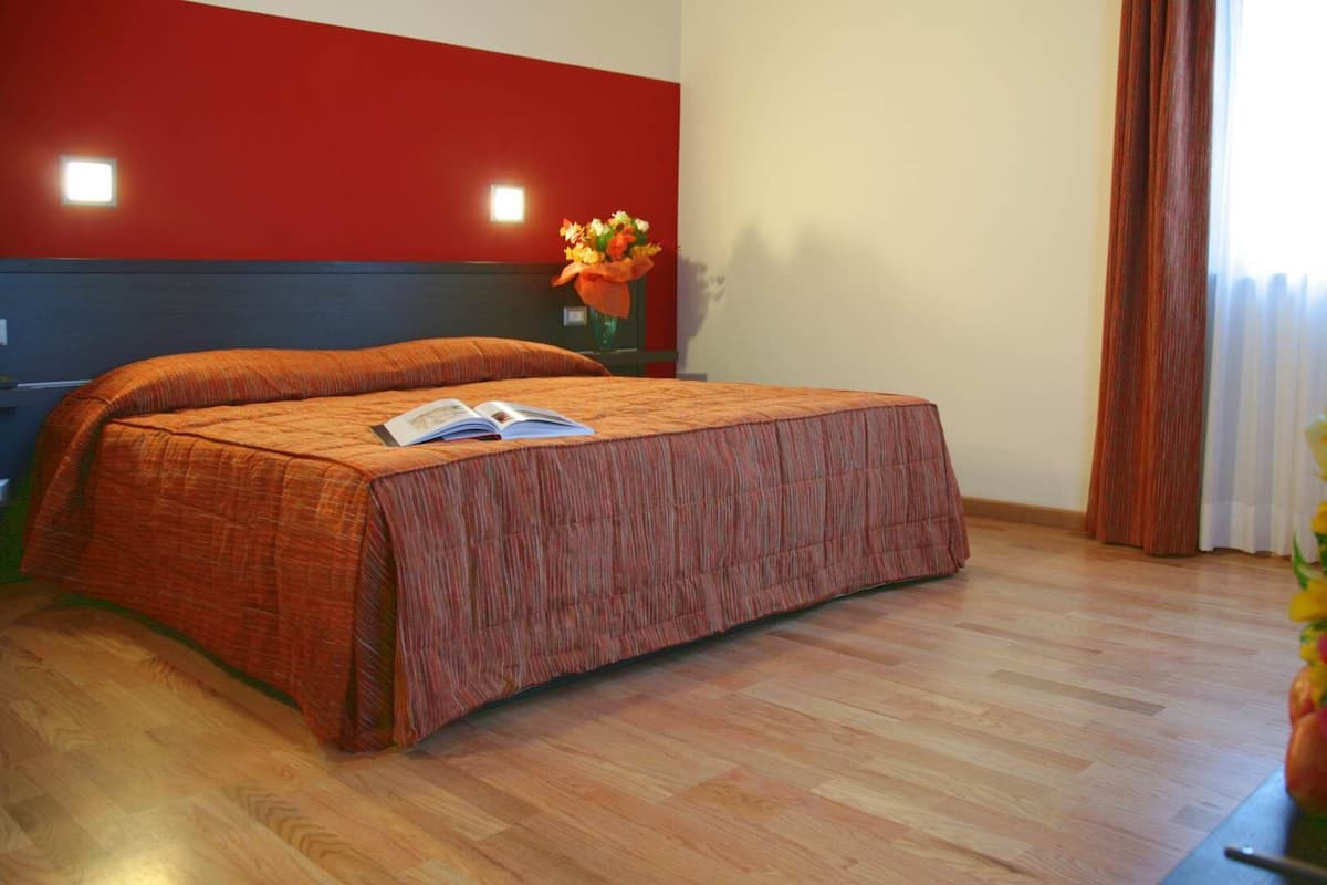 Hypo-allergenic bedding, in-room safe, desk, blackout curtains
