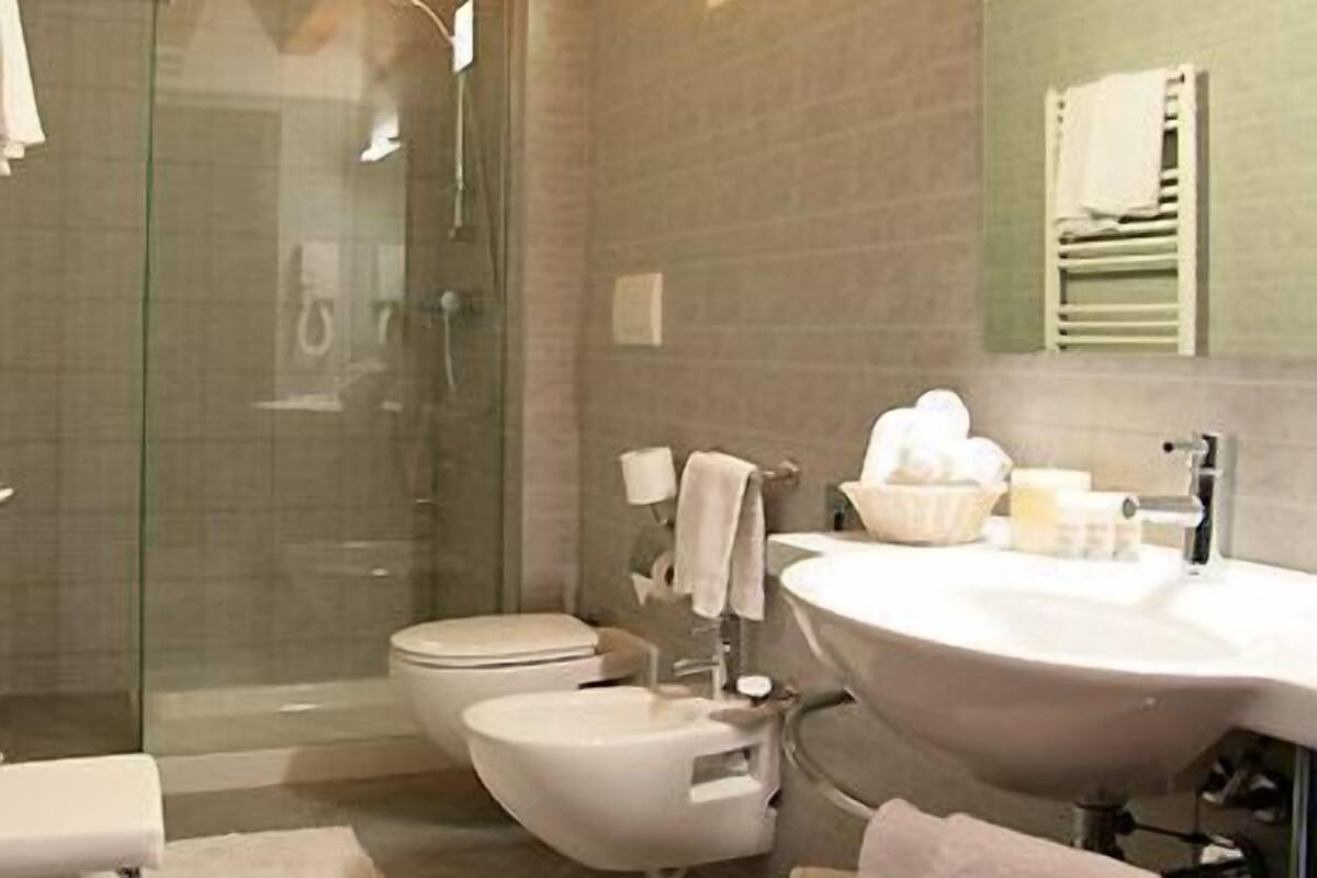 shower, rainfall showerhead, free toiletries, hair dryer