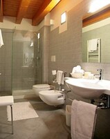 Shower, rainfall showerhead, free toiletries, hair dryer