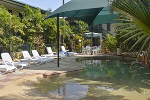 Piscine extérieure, chaises longues