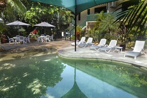 Kolam renang outdoor, dengan kursi berjemur